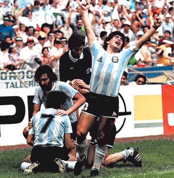 Diego Armando Maradona (Lans 30 ottobre 1960) ha lasciato un’impronta unica sul calcio italiano e mondiale dal cuore degli anni Ottanta in poi. Con la maglia dell’Argentina il “Pibe de oro” ha vinto da mattatore il Mondiale 1986, sfiorando (finale) quello del 1990. Col Napoli ha vinto due volte lo Scudetto, nel 1987 e nel 1990, una Coppa Italia nel 1987 e una Coppa Uefa nel 1989, capocannoniere della Serie A nel 1988. 